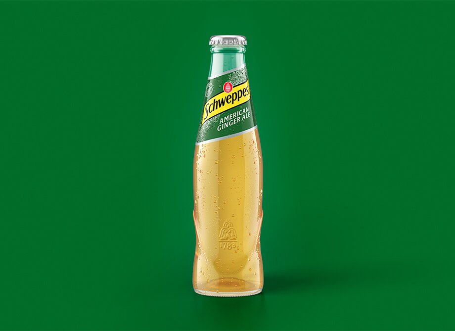 Schweppes American Ginger Ale – gekühlte 0,2-l Glasflasche mit Perlen auf grünem Hintergrund.
