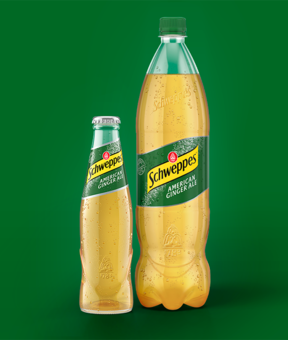 Schweppes American Ginger Ale – Glasflasche neben 1,25-l Flasche, beide mit Kondensperlen auf grünem Hintergrund.