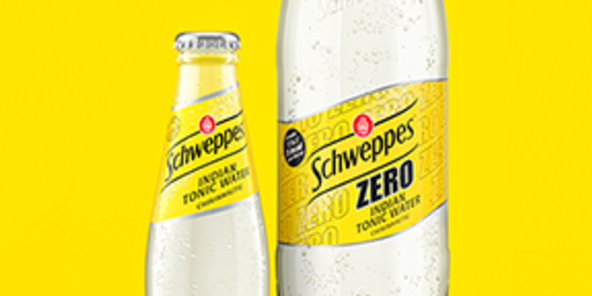 Nahaufnahme: Schweppes Indian Tonic Water Classic und Zero.