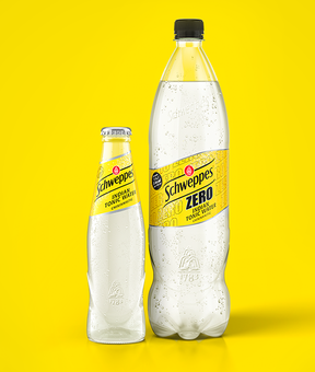 Schweppes Indian Tonic Water Classic und Zero – Glasflasche neben 1,25-l Flasche, beide mit Kondensperlen auf gelbem Hintergrund.