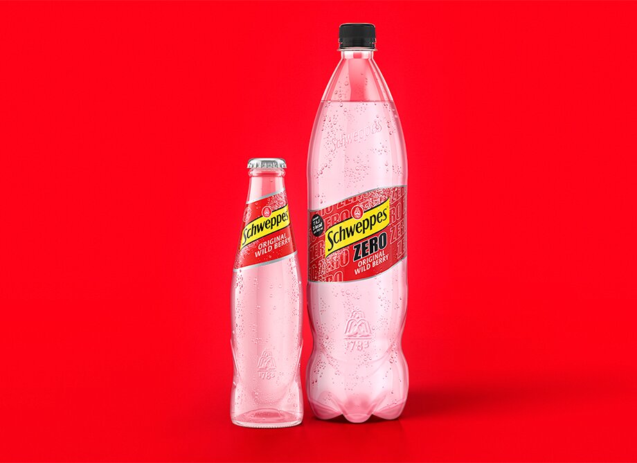 Schweppes Original Wild Berry Classic und Zero – Glasflasche neben 1,25-l Flasche, beide mit Kondensperlen.