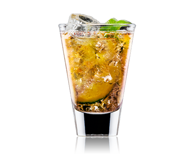 Whisky Ginger Ale im Becherglas mit Limette und Eis, gemischt mit Schweppes American Ginger Ale.