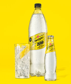 Schweppes Indian Tonic Water Classic und Zero – Glasflasche neben 1,25-l Flasche, beide mit Kondensperlen auf gelbem Hintergrund.