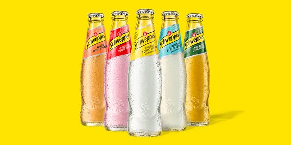 Schweppes Classic Sorten auf gelbem Hintergrund.