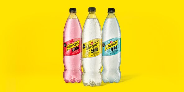 Schweppes Zero Sorten auf gelbem Hintergrund.