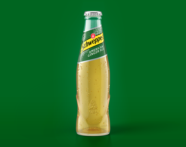 Schweppes American Ginger Ale – gekühlte 0,2-l Glasflasche mit Kondensperlen auf grünem Hintergrund.