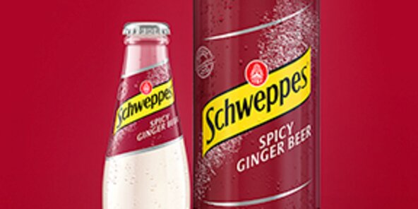 Nahaufnahme: Schweppes Ginger Beer als 0,2-l und 1l Flasche.