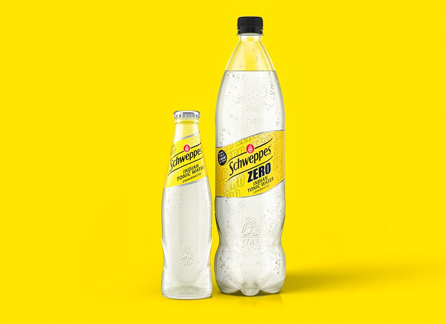 Schweppes Indian Tonic Water Classic und Zero – Glasflasche neben 1,25-l Flasche, beide mit Kondensperlen.