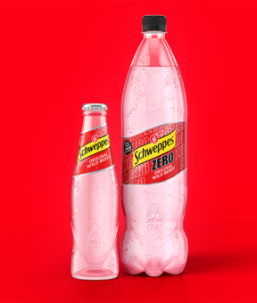 Schweppes Original Wild Berry Classic und Zero – Glasflasche neben 1,25-l Flasche, beide mit Kondensperlen auf rotem Hintergrund.