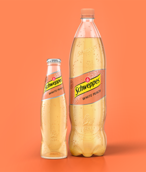 Schweppes White Peach – Glasflasche neben 1,25-l Flasche, beide mit Kondensperlen.