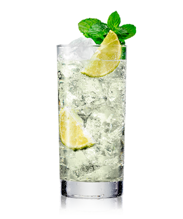 Mojito im Longdrinkglas mit Limettenspalten und Minze, aufgegossen mit Schweppes Virgin Mojito.