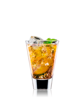 Whisky Ginger Ale im Becherglas mit Limette und Eis, gemischt mit Schweppes American Ginger Ale.