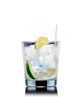 Wodka Soda im Tumbler mit Eis und Limette, gemixt mit Schweppes Soda Water.