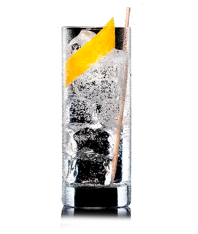 Gin Tonic im Highballglas mit Eis und Zitronenzeste, gemixt mit Schweppes Indian Tonic Water.