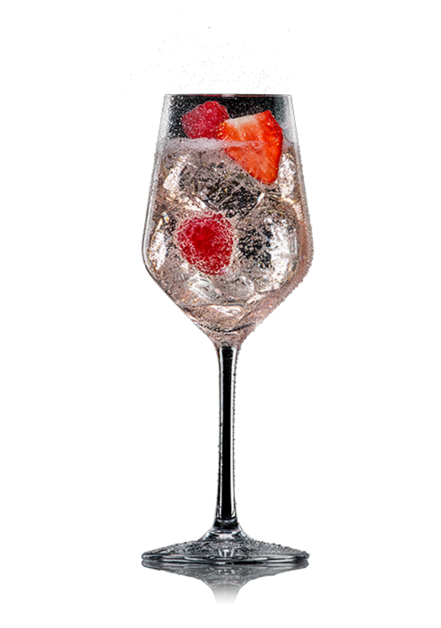 Lillet Wild Berry im Weinglas mit Erdbeere und Himbeeren, aufgegossen mit Schweppes Original Wild Berry.